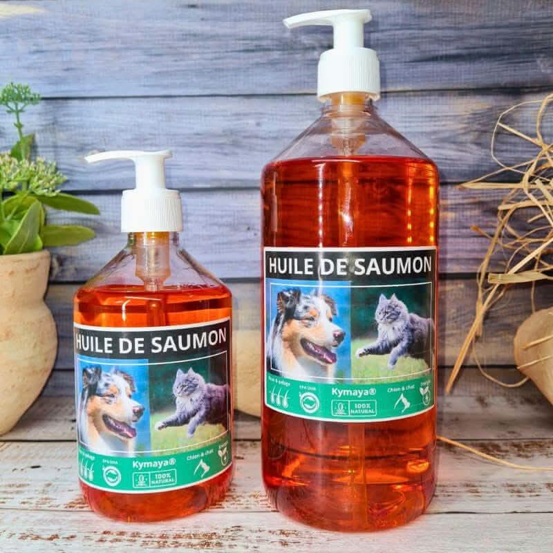 Bouteilles d’huile de saumon Kymaya pour chien et chat sur fond en bois vieilli