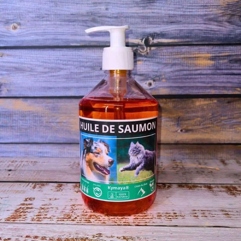 Flacon de 500 ml d’huile de saumon Kymaya pour chien et chat sur fond en bois vieilli