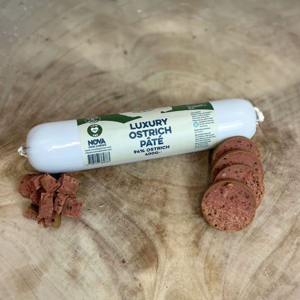 Saucisson de viande d’autruche pour chien sur fond de bois
