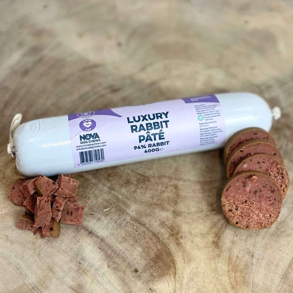 Saucisson de lapin pour chien sur fond de bois vieilli