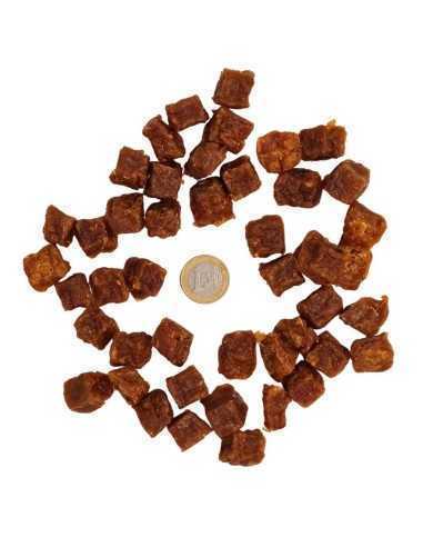 cubes de viande posée sur un fond blanc avec une pièce de 1 euro pour indiquer la taille des morceaux de viande