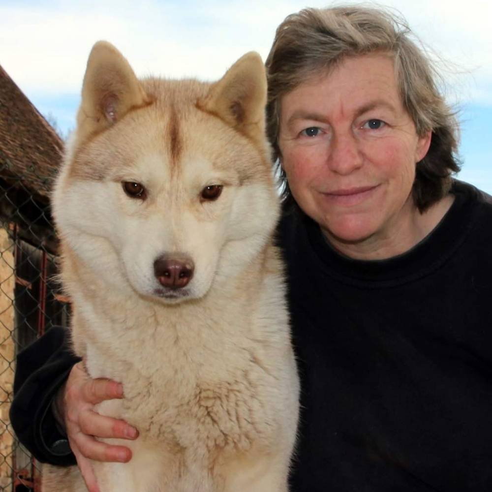 Carole avec une chienne de l’élevage Kymaya