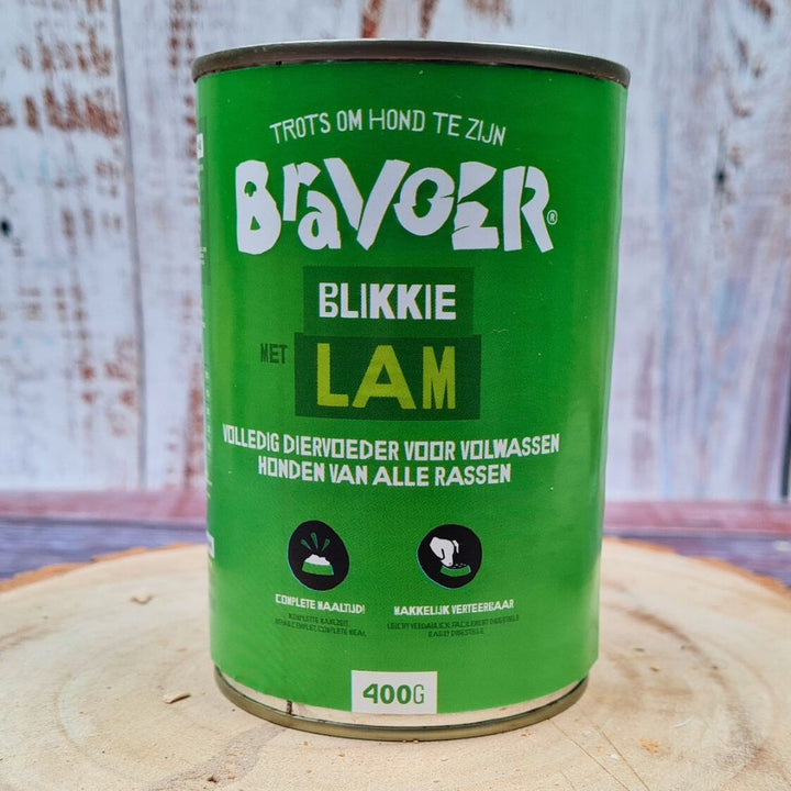 Pâtée naturelle à l’agneau pour chien – boîte 400g sur fond bois rustique