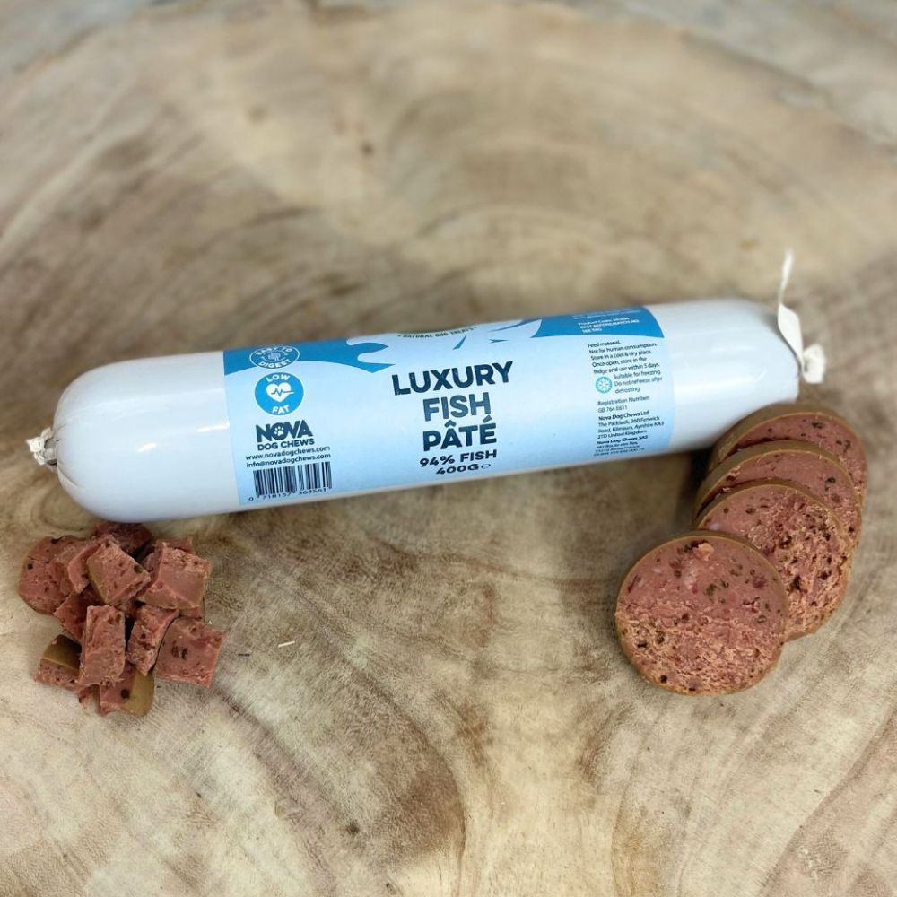 Saucisson de poisson pour chien sur fond de bois vieilli