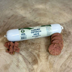 Saucisson de viande d’autruche pour chien sur fond de bois