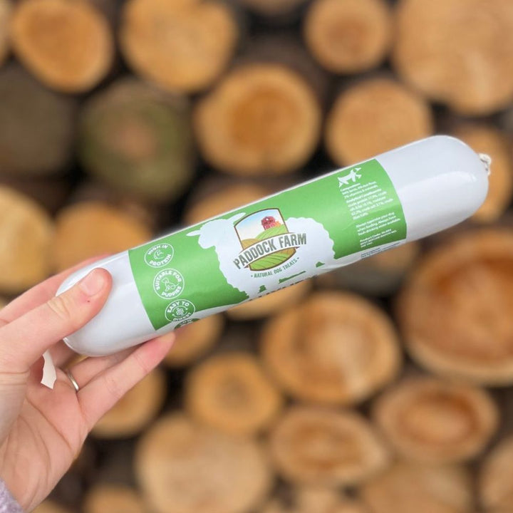 Saucisse de viande d’agneau pour chien, présentée sur table en bois brut