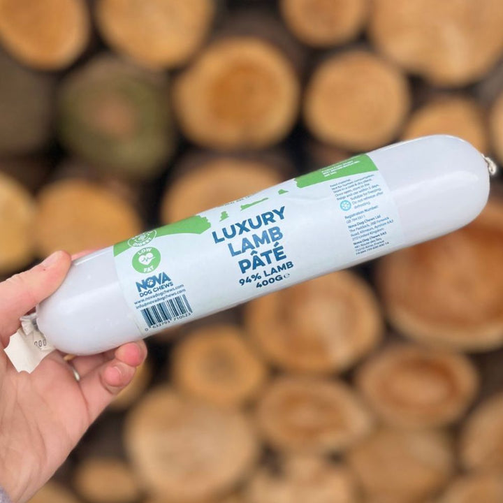 Friandise naturelle à base d’agneau sur fond rustique en bois