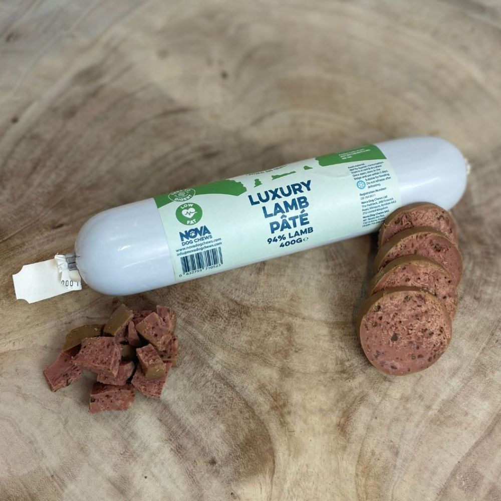 Saucisson pour chien à l’agneau posé sur planche en bois naturel