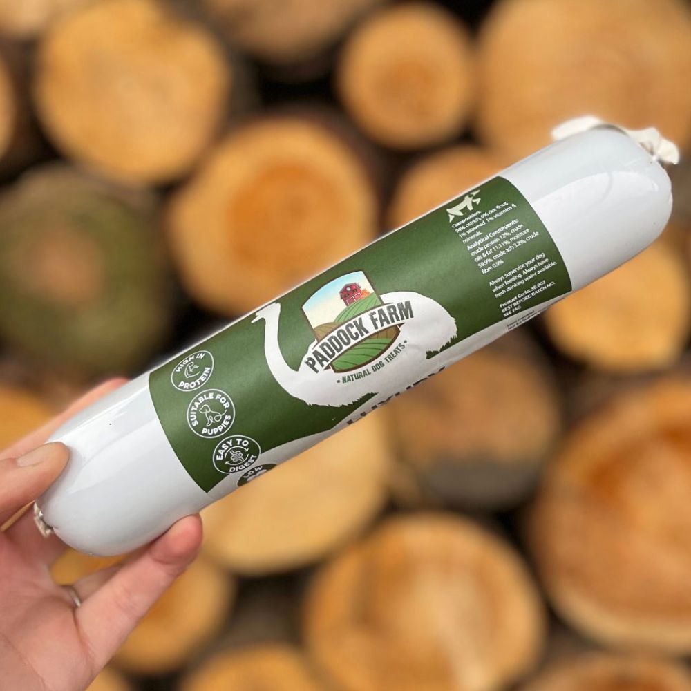 Friandise naturelle à l’autruche posée sur une planche en bois rustique