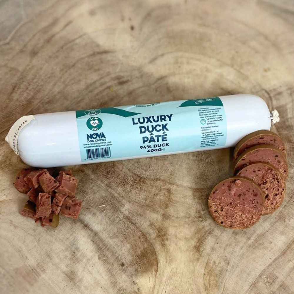 Saucisson de viande de canard pour chien sur fond de bois vieilli