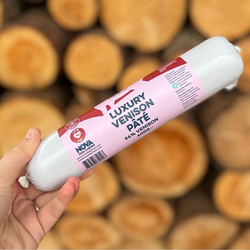 Friandise au gibier pour chien posée sur une planche en bois rustique